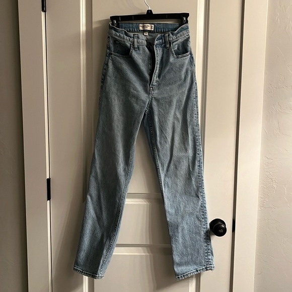 Abercrombie Curve Love Ultra High Rise Ankle Straight Jeans - Picture 4 of 6